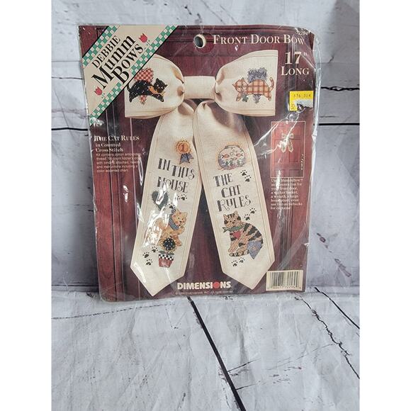 Dimensions 72292 Debbie Mumm the cats rule Front Door Bow Cross Stitch Kit - Picture 1 of 6